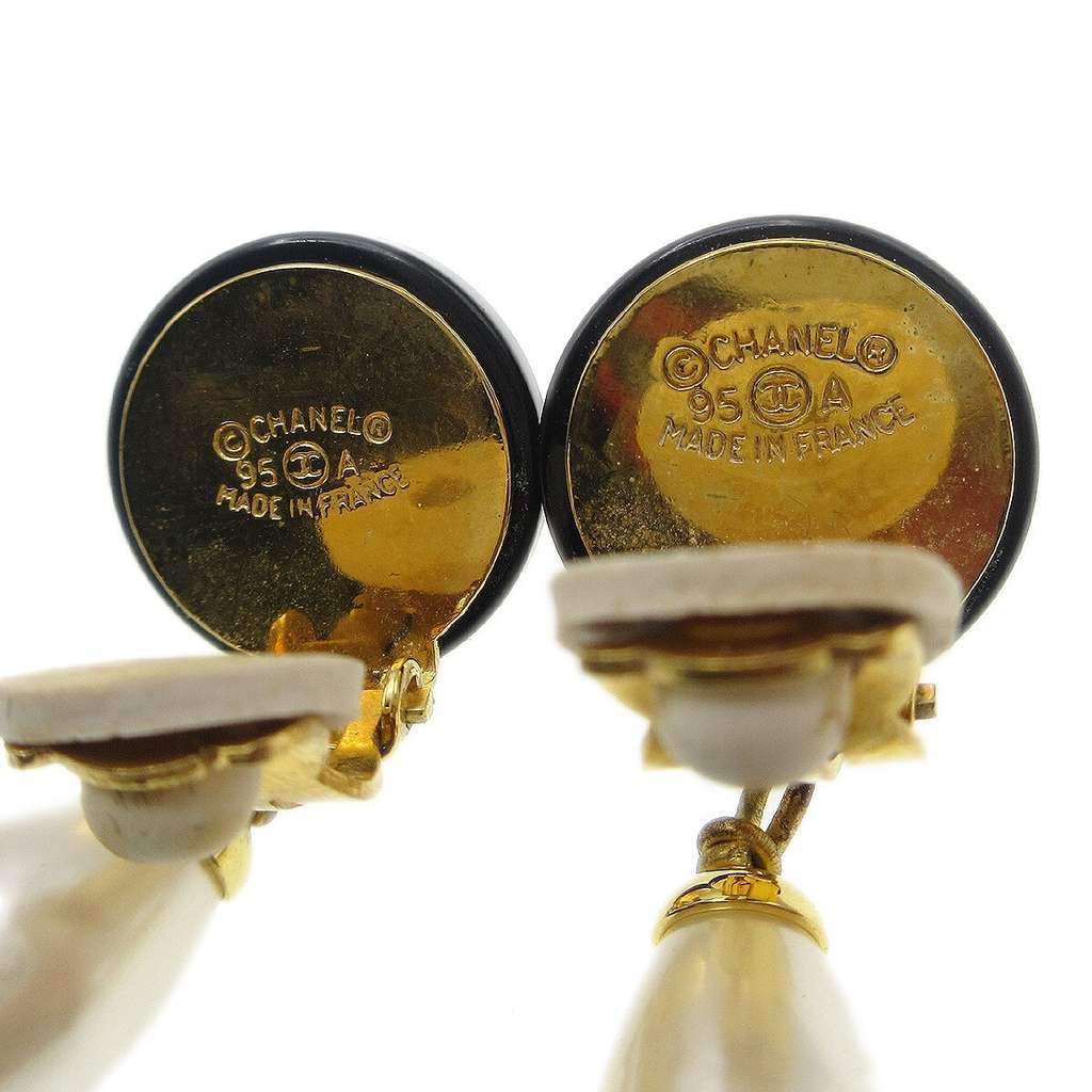 Chanel Vintage Round Clip-On Gold Good condition - Model View