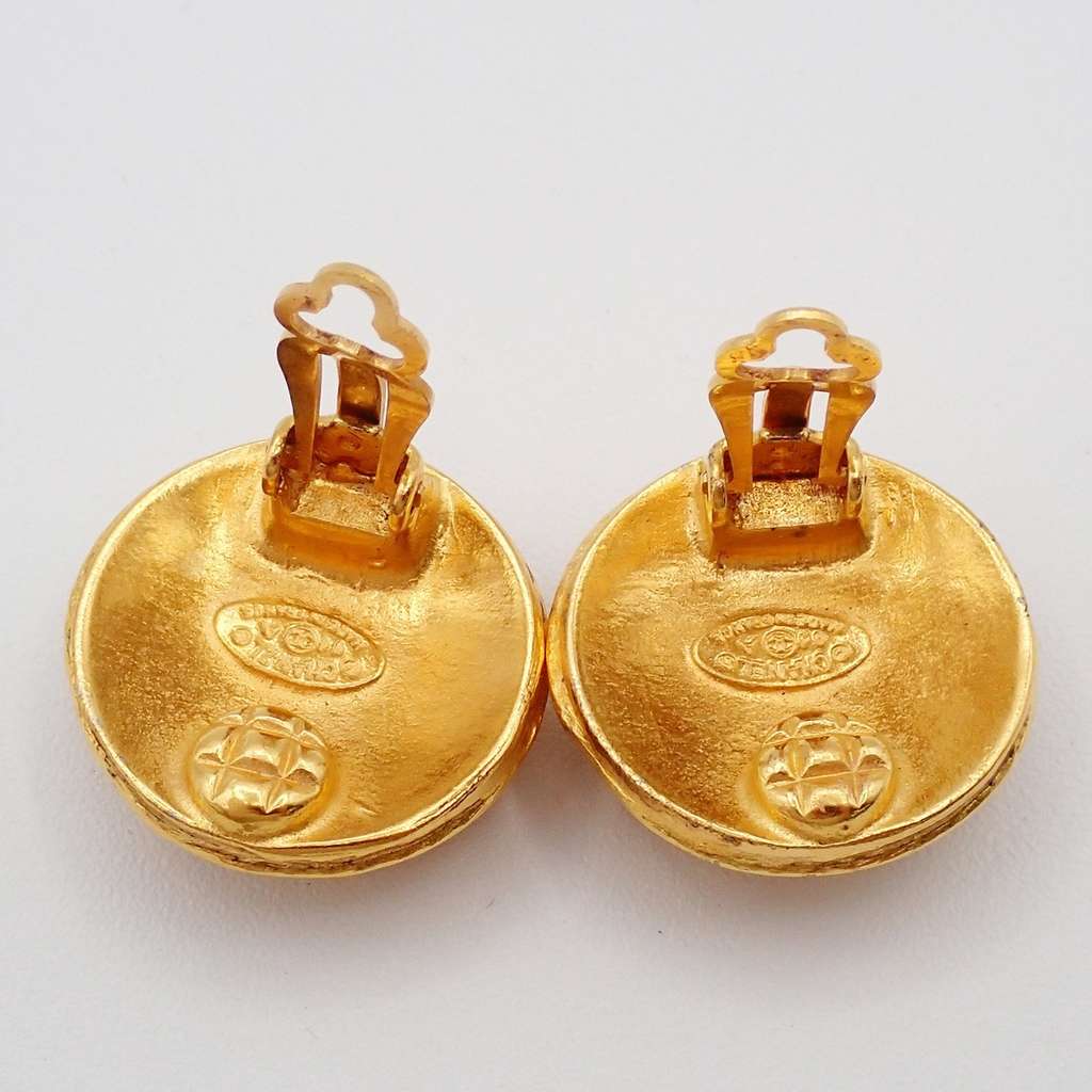 Chanel Vintage CC Round Button Clip-On Earrings Gold Good condition - Inside View