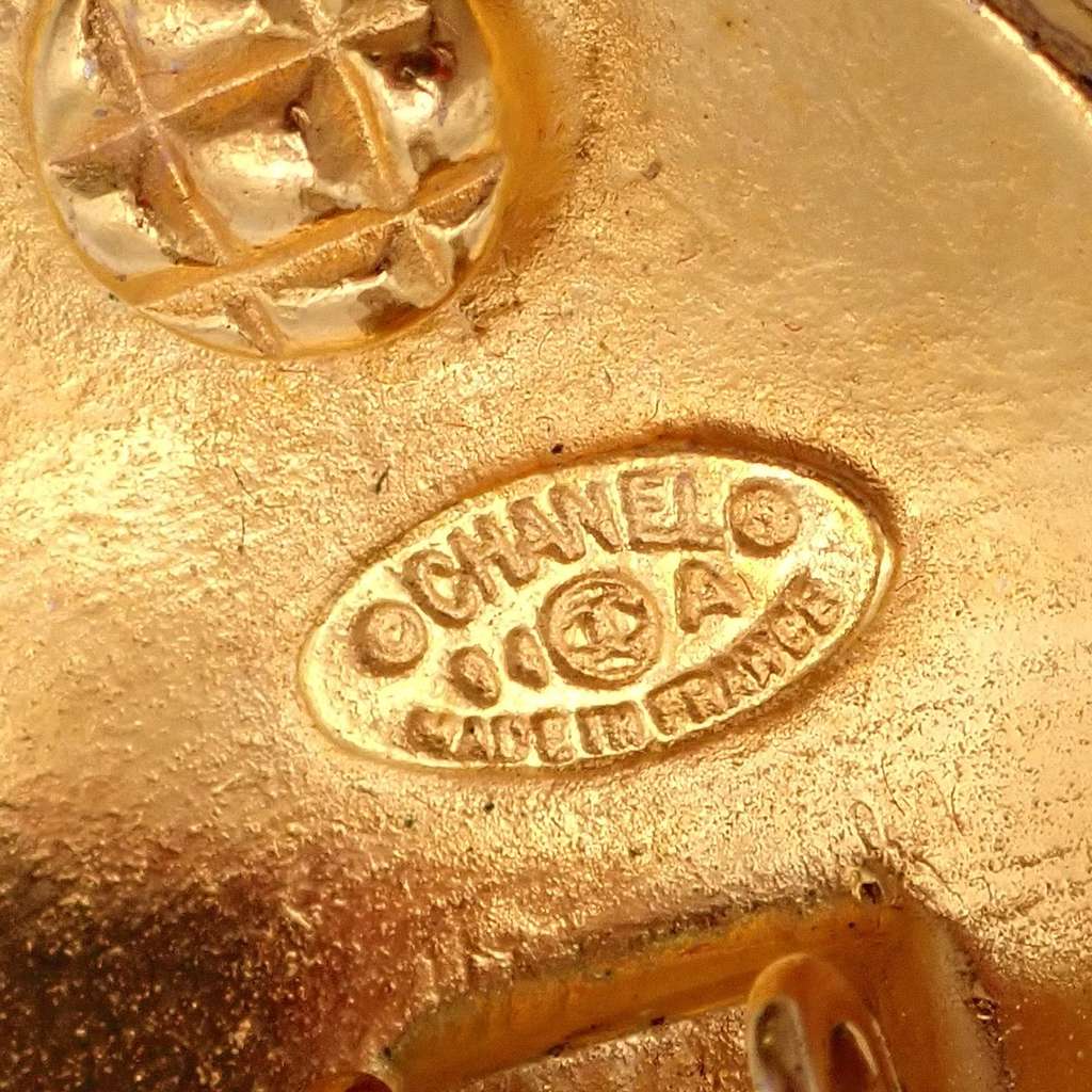 Chanel Vintage CC Round Button Clip-On Earrings Gold Good condition - Model View
