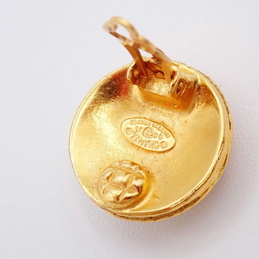 Chanel Vintage CC Round Button Clip-On Earrings Gold Good condition - Box View