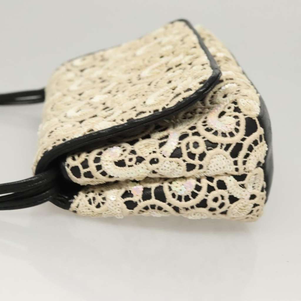 Chanel Floral CC Flap Bag White Leather Good condition - Model View