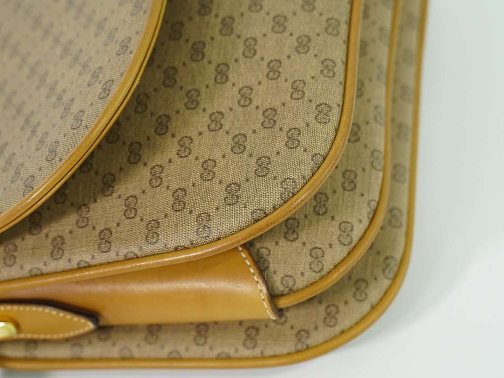 Gucci GG Marmont Pouch Crossbody Bag Beige Canvas Good condition - Model View
