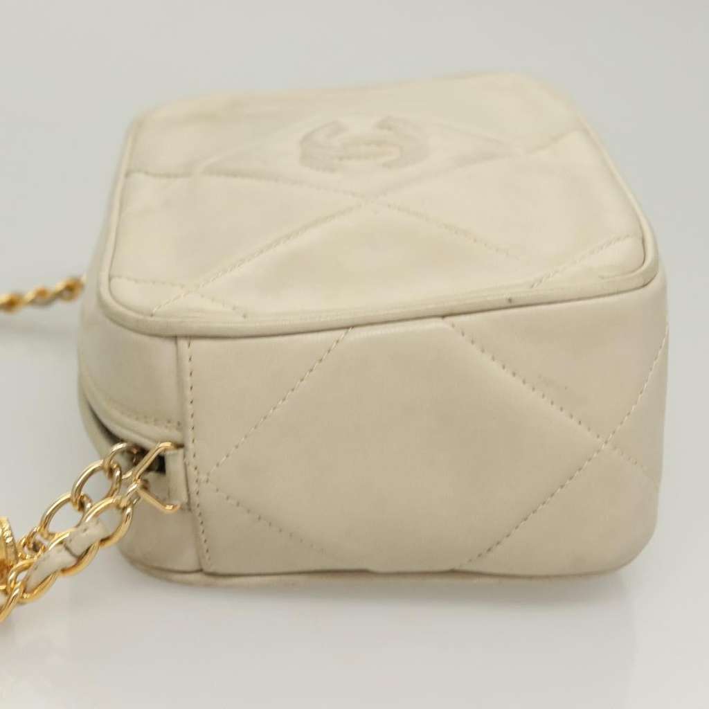 Chanel Vintage Diamond CC Camera Bag Beige Leather Good condition - Model View