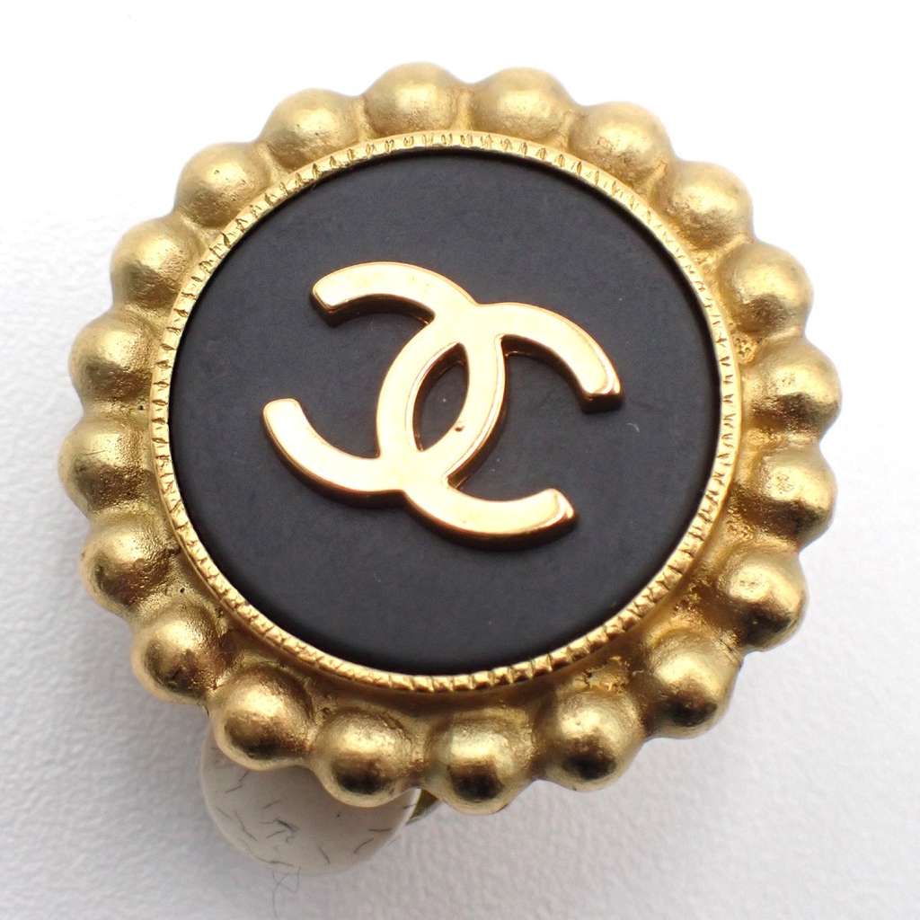 Chanel Vintage Round CC Clip-On Earrings Black Metal Good condition - Model View