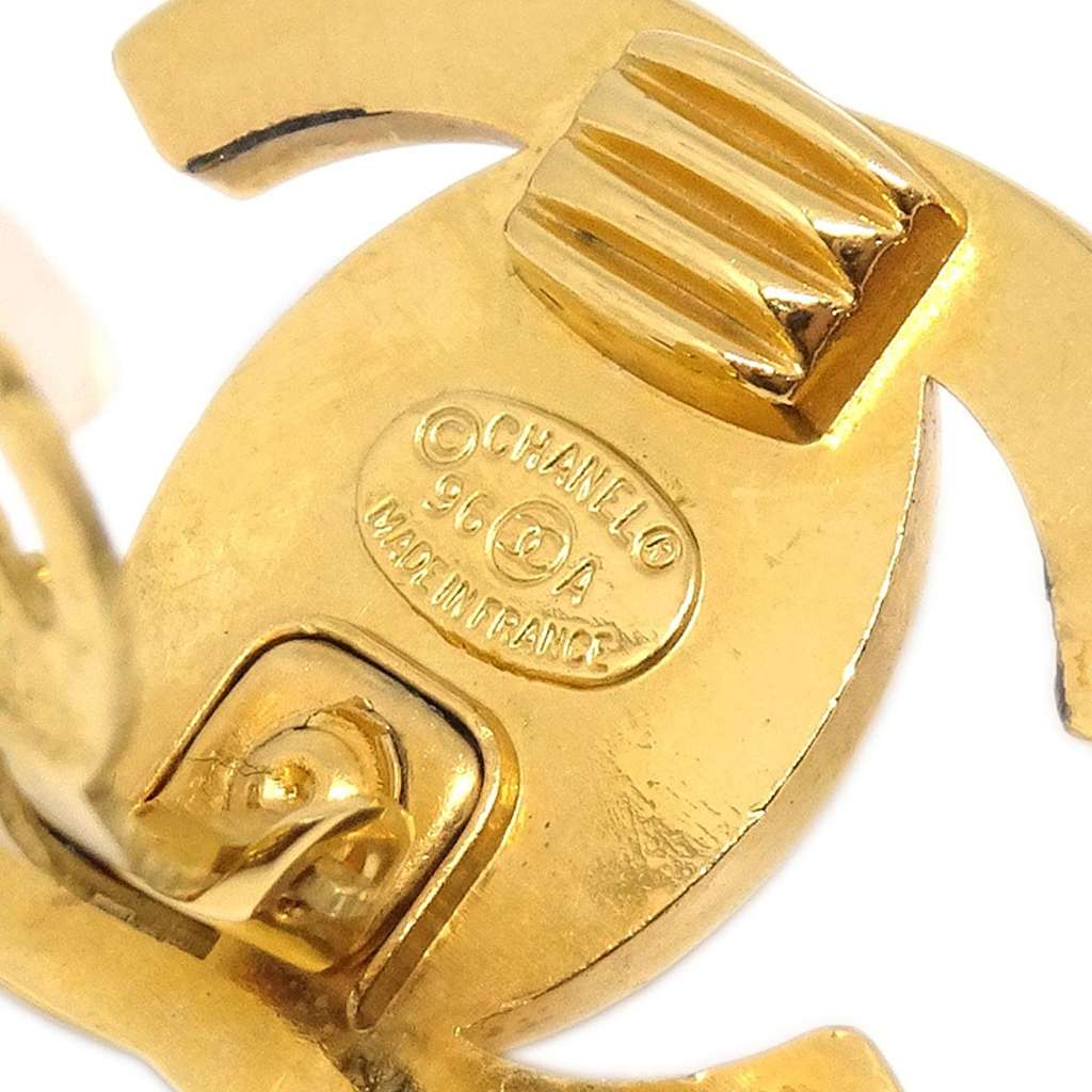 Chanel CC Turnlock Clip-On Earrings Gold Good condition - Model View