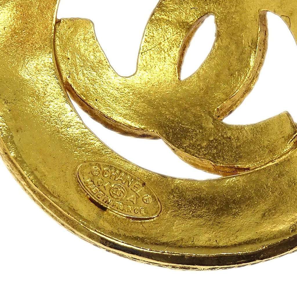 Chanel Vintage CC Textured Cut Out Round Pendant Necklace Gold Good condition - Model View