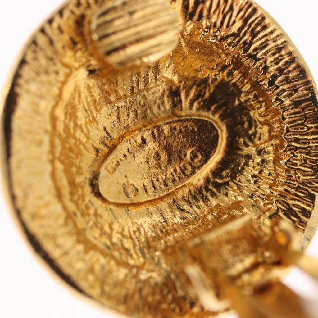 Chanel Vintage 31 Rue Cambon Round Clip-On Earrings Gold Metal Good condition - Model View