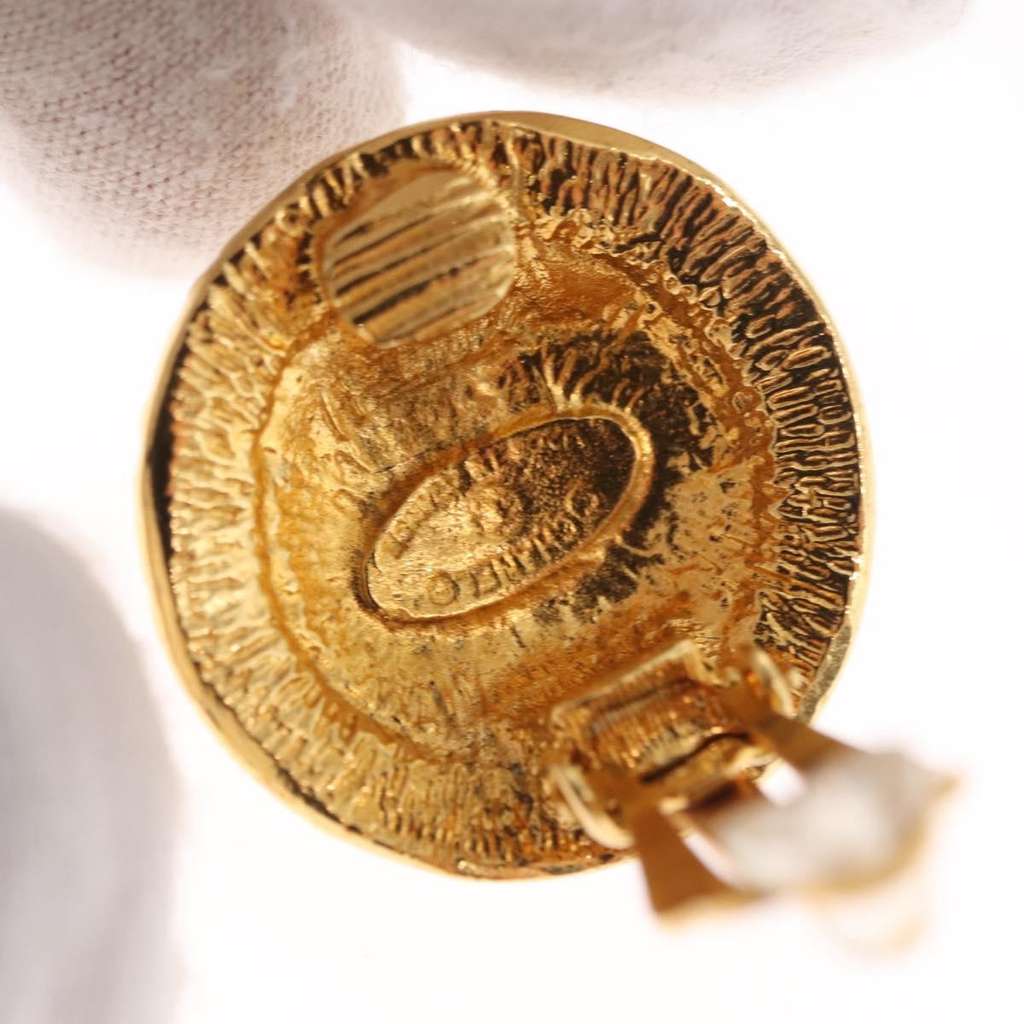 Chanel Vintage 31 Rue Cambon Round Clip-On Earrings Gold Metal Good condition - Box View