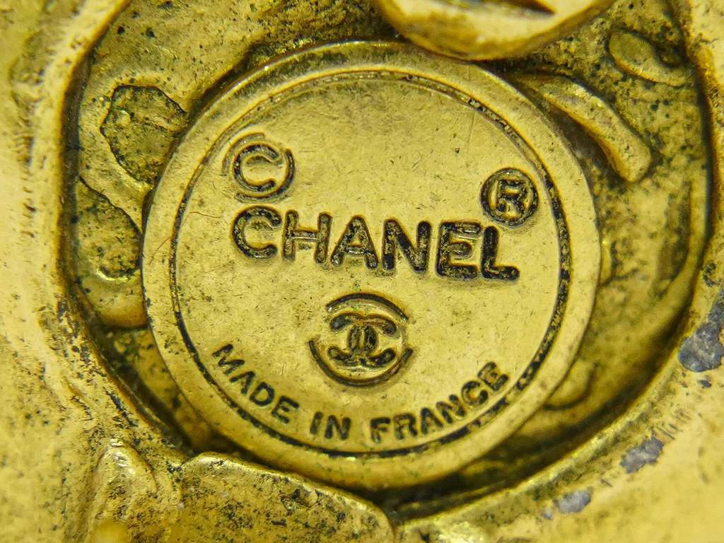 Chanel Vintage CC Round Clip-On Earrings Gold Good condition - Model View