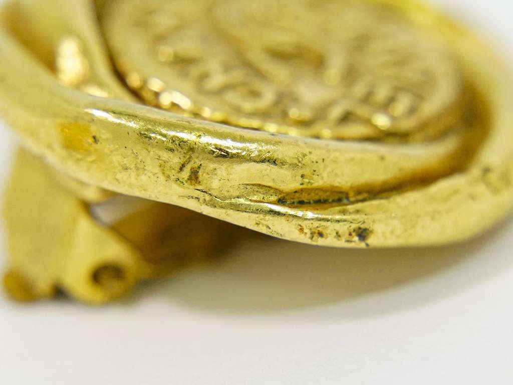 Chanel Vintage CC Round Clip-On Earrings Gold Good condition - Box View
