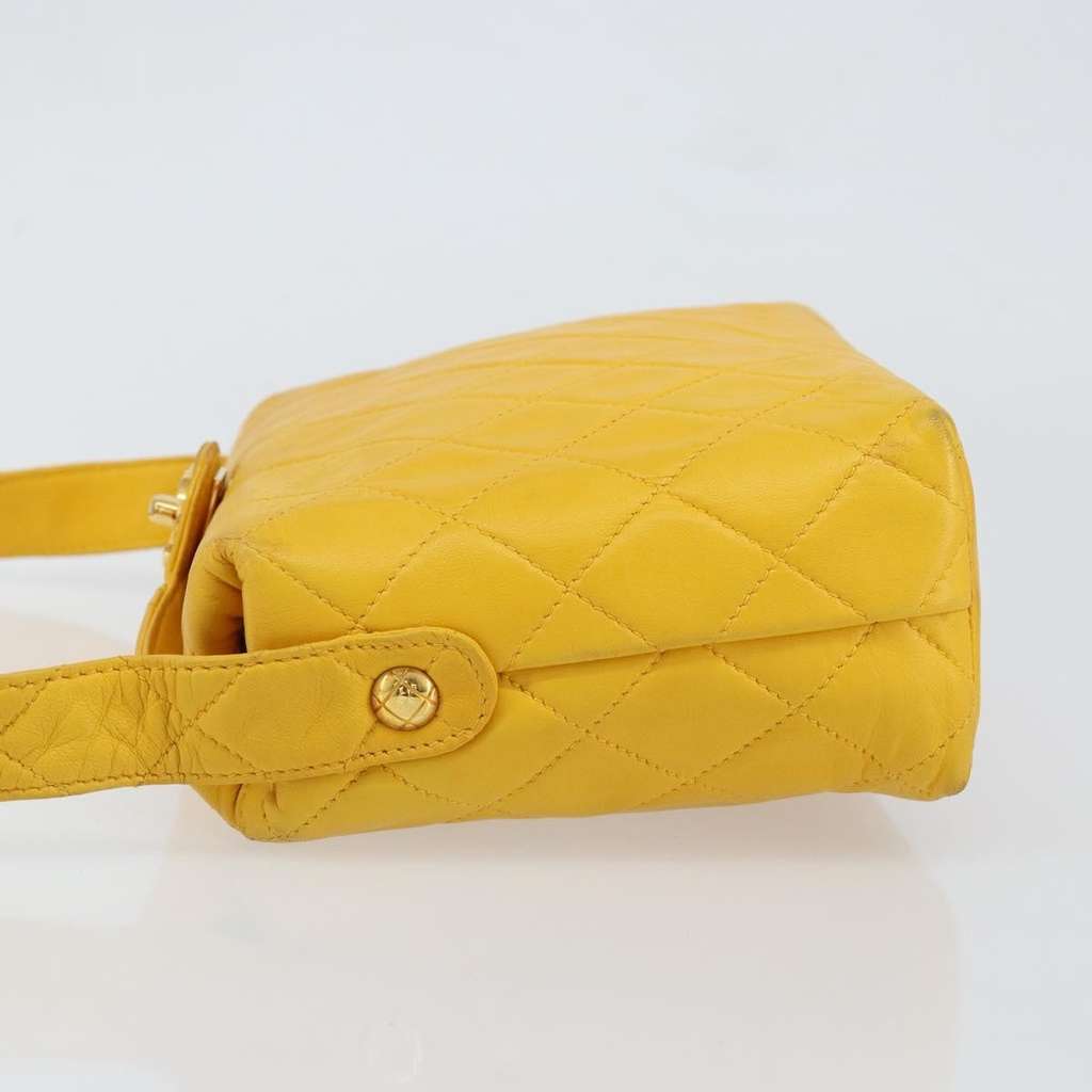 Chanel Vintage CC Fold Over Shoulder Bag Yellow Leather Good condition - Model View