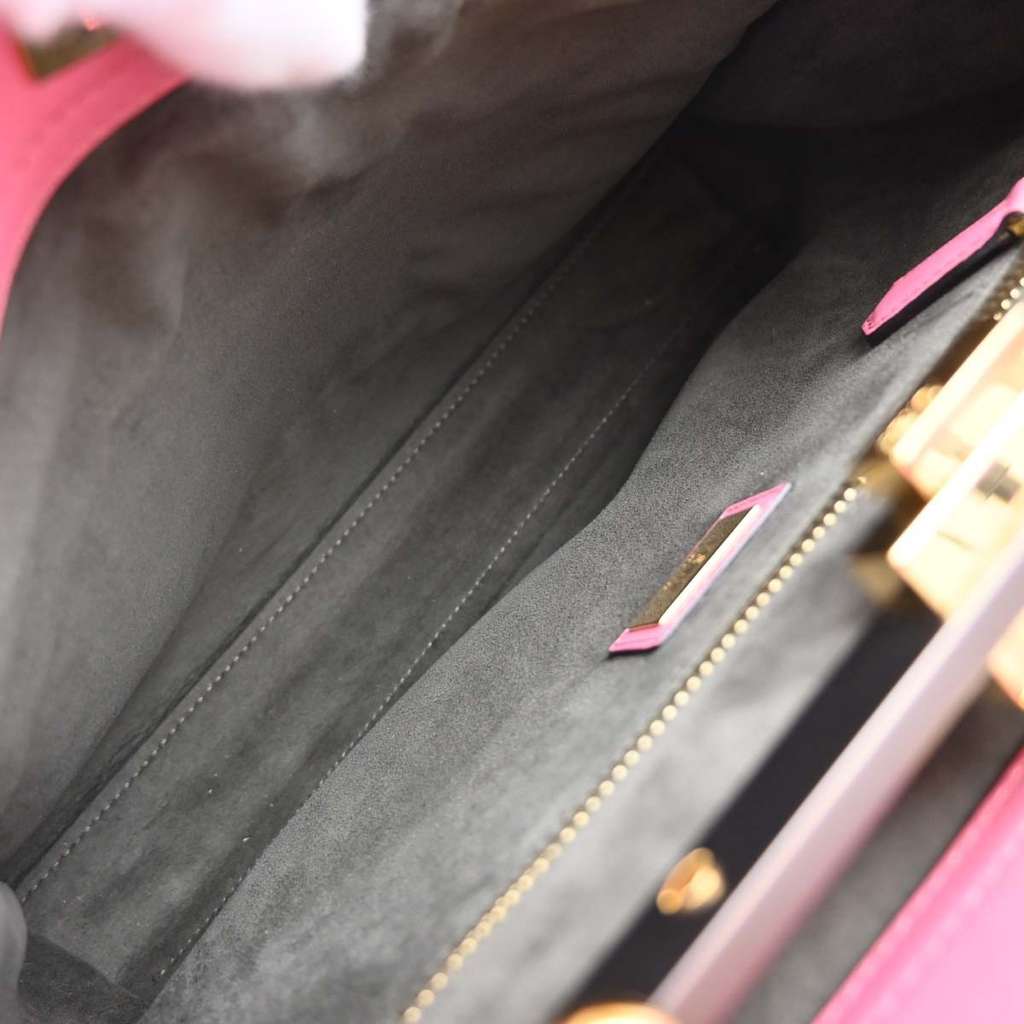 Fendi Peekaboo Essential Bag Pink Leather Good condition - Model View