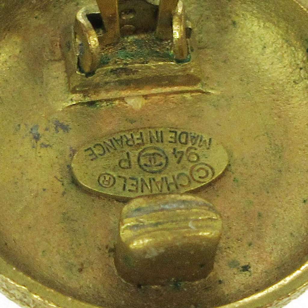 Chanel CC Round Earrings Gold Gold Good condition - Model View