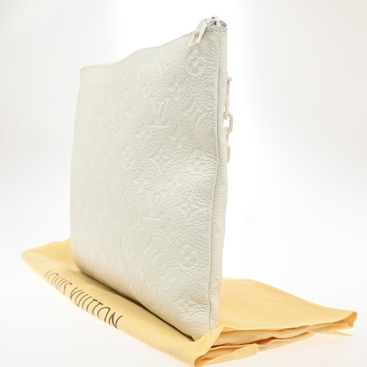 Louis Vuitton A4 Pouch White Leather Good condition - Model View