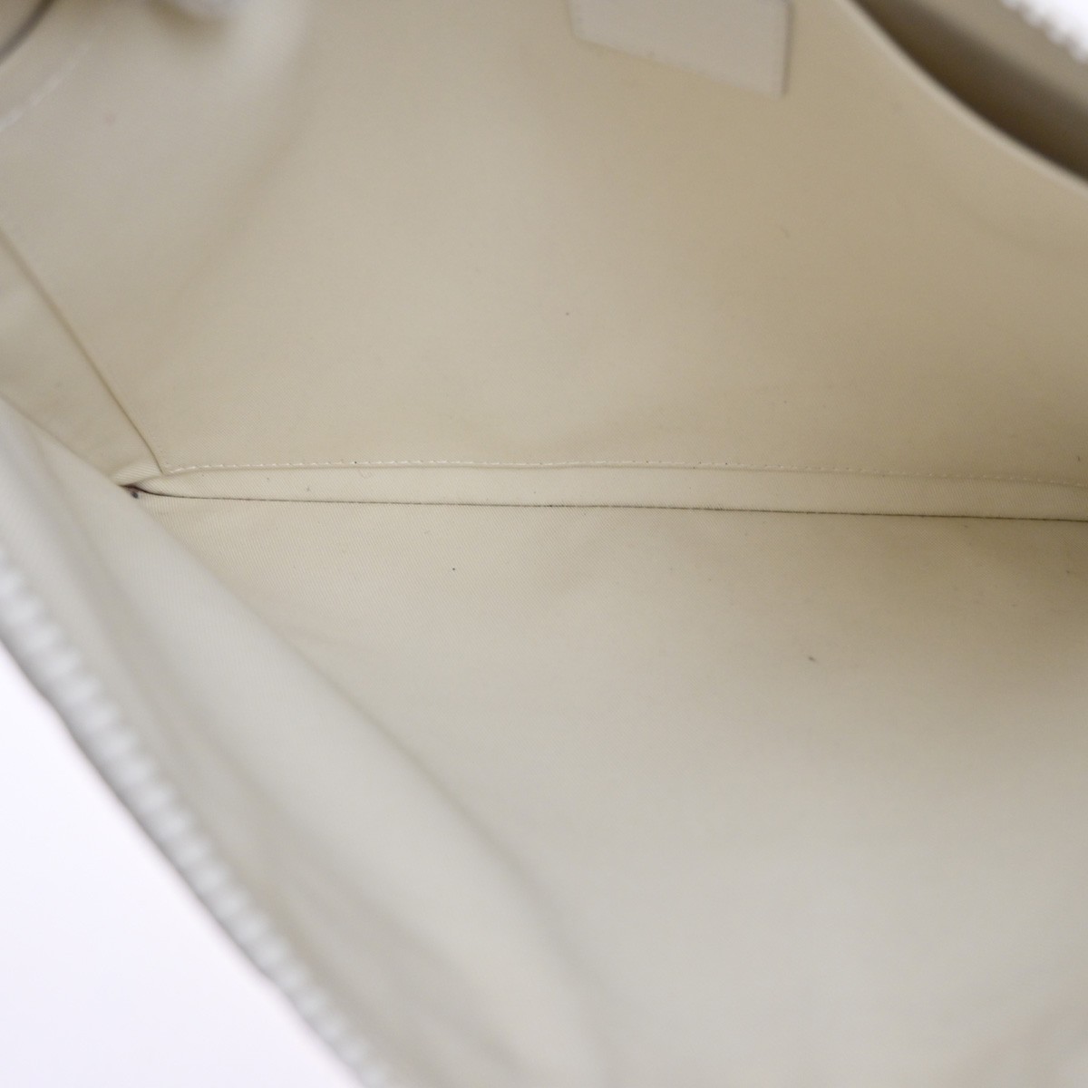 Louis Vuitton A4 Pouch White Leather Good condition - Box View