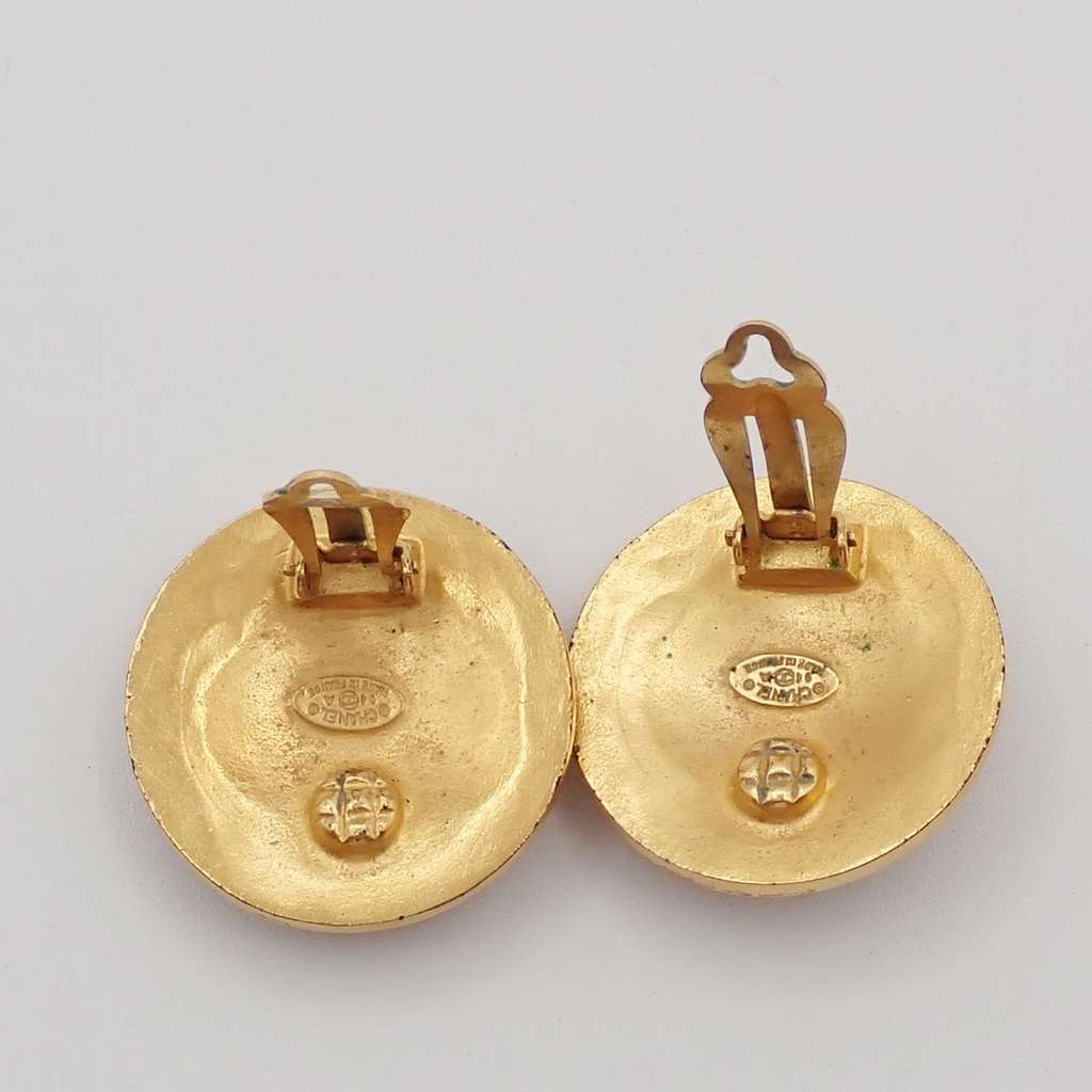Chanel Vintage CC Round Clip-On Earrings Gold Good condition - Box View