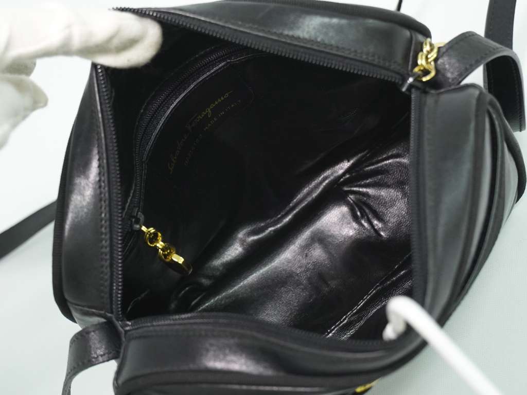 Salvatore Ferragamo Vara Bow camera Shoulder Bag Black Leather Good condition - Inside View