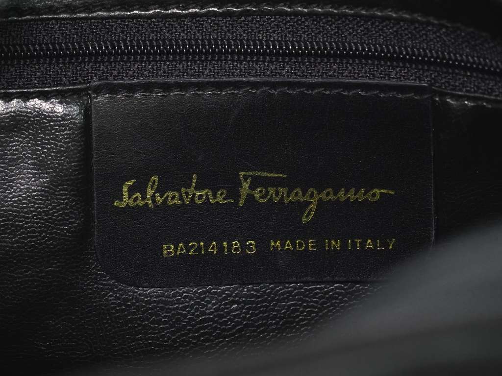 Salvatore Ferragamo Vara Bow camera Shoulder Bag Black Leather Good condition - Model View