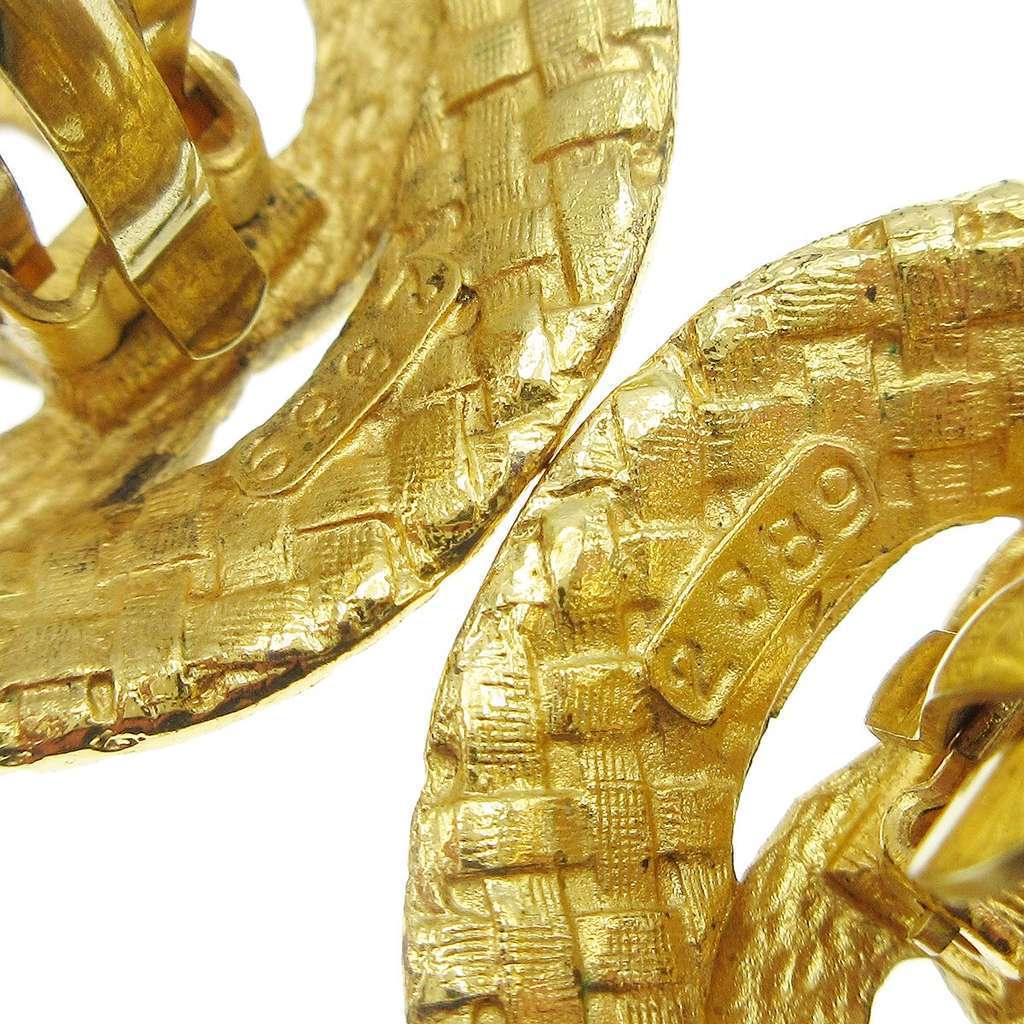 Chanel CC Button Clip-On Earrings Gold Good condition - Model View