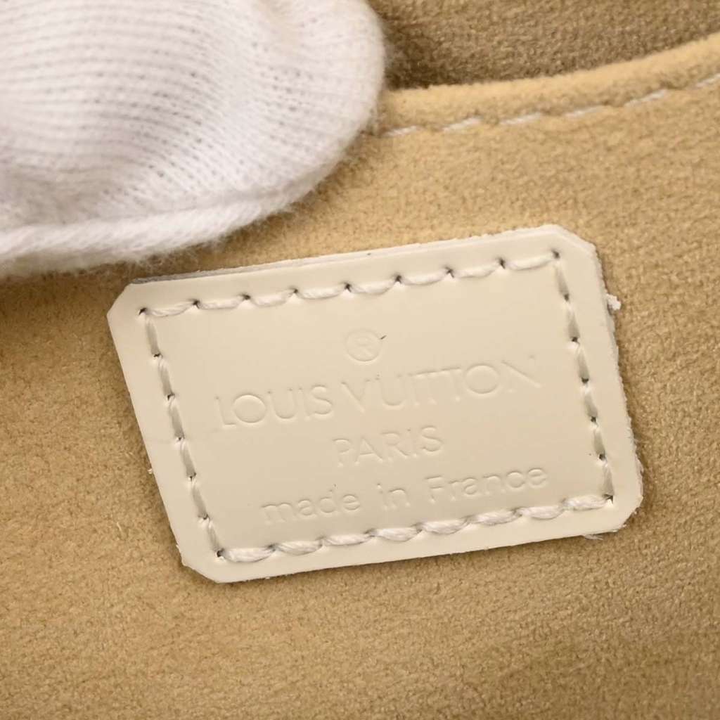 Louis Vuitton Alma Handbag Beige Leather Good condition - Model View