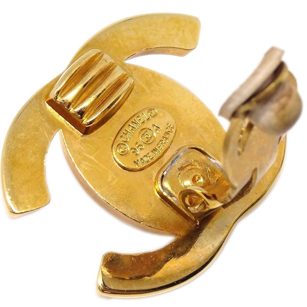 Chanel CC Turnlock Clip-On Earrings Gold Good condition - Model View