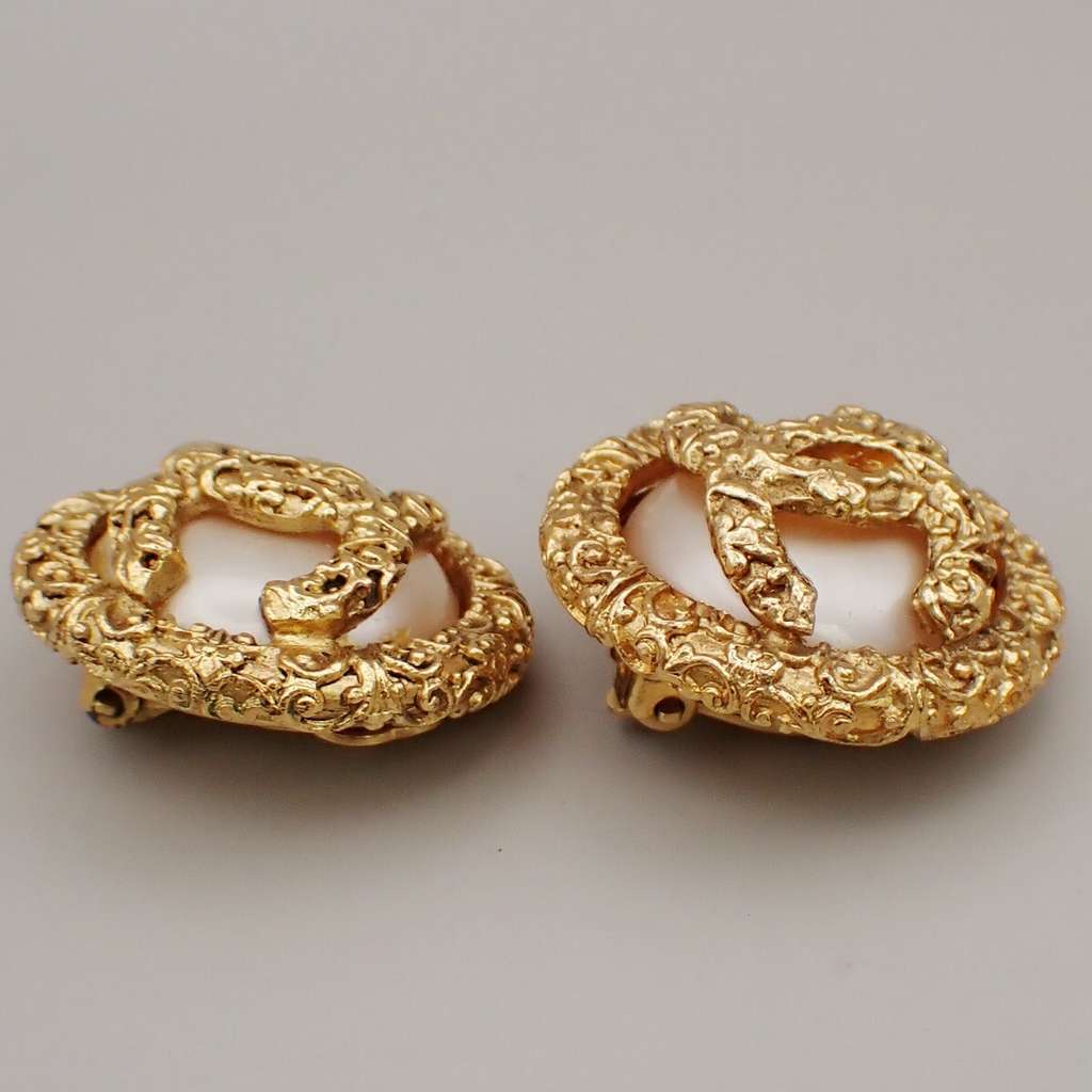 Chanel Vintage CC Logo Round Clip-on Earrings Gold Very good condition - Back View