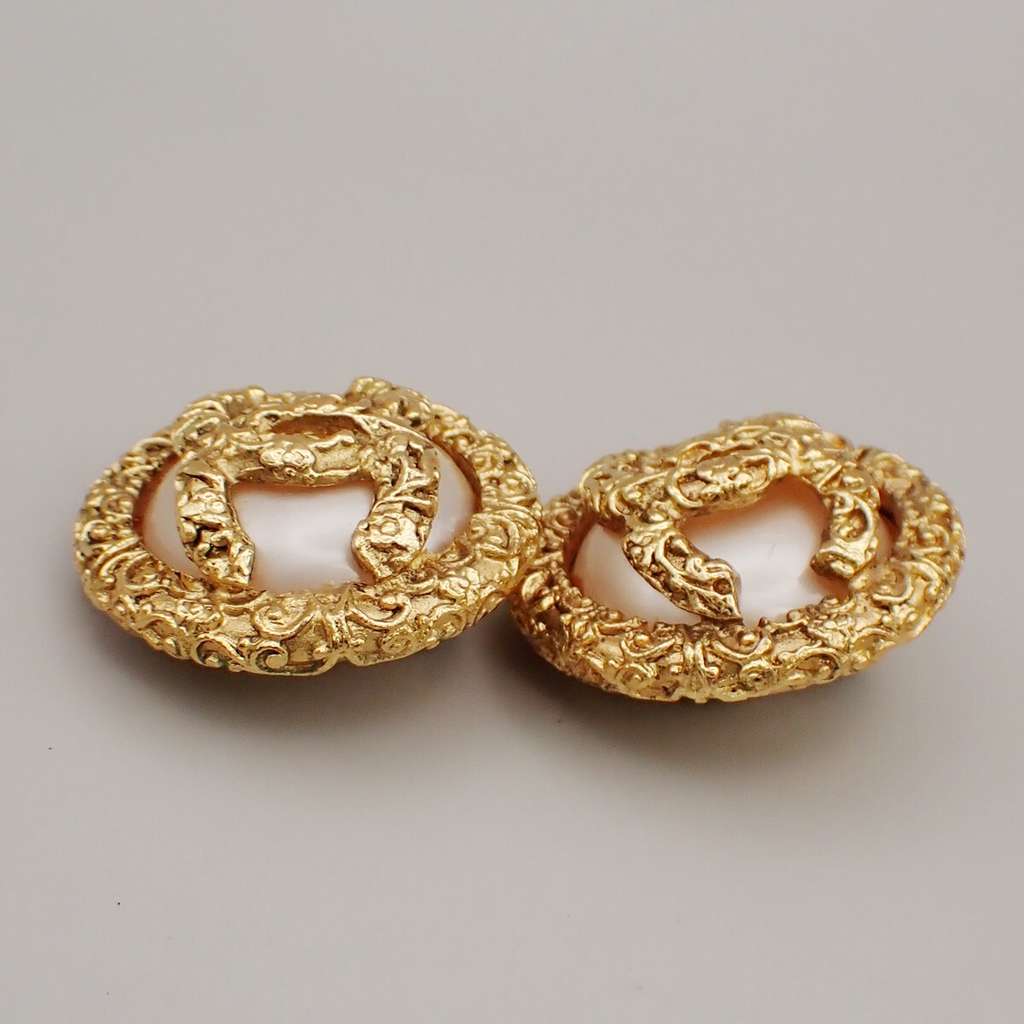 Chanel Vintage CC Logo Round Clip-on Earrings Gold Very good condition - Inside View