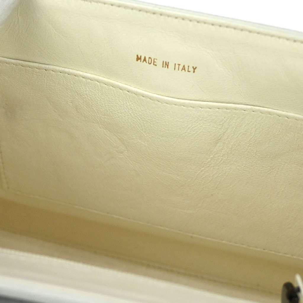 Chanel Vintage Top Handle Flap Bag White Leather Good condition - Model View