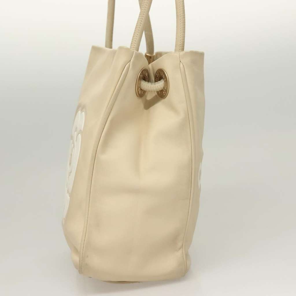 Chanel Camellia Tote Beige Leather Good condition - Model View