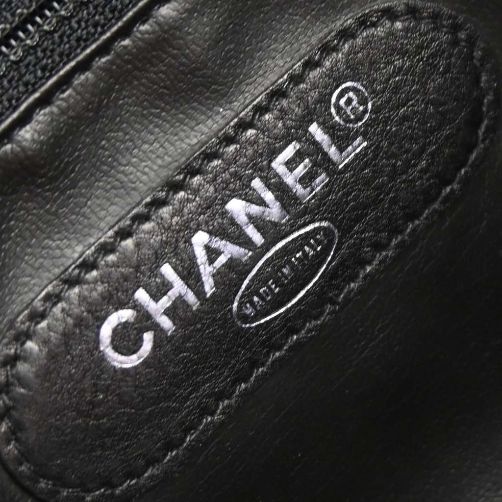 Chanel Vintage Diamond Stitch Boston Bag Black Leather Good condition - Model View
