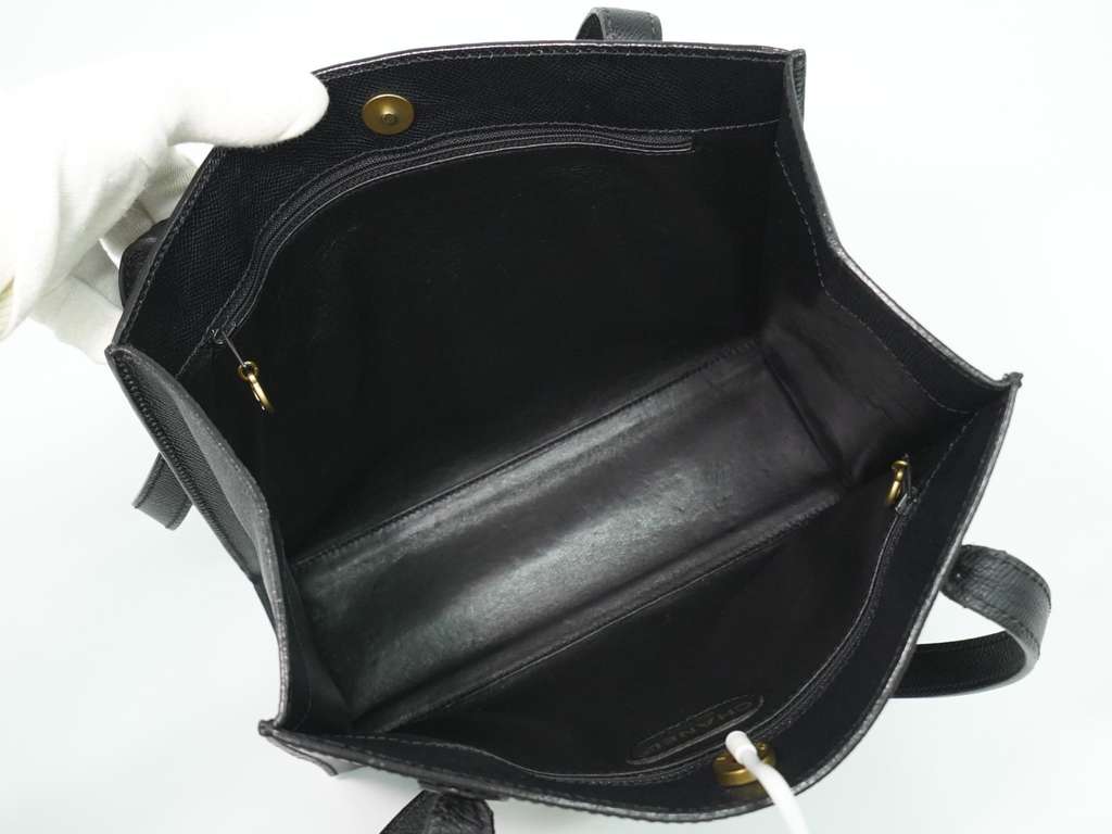 Chanel Vintage Logo Tote Black Leather Good condition - Model View