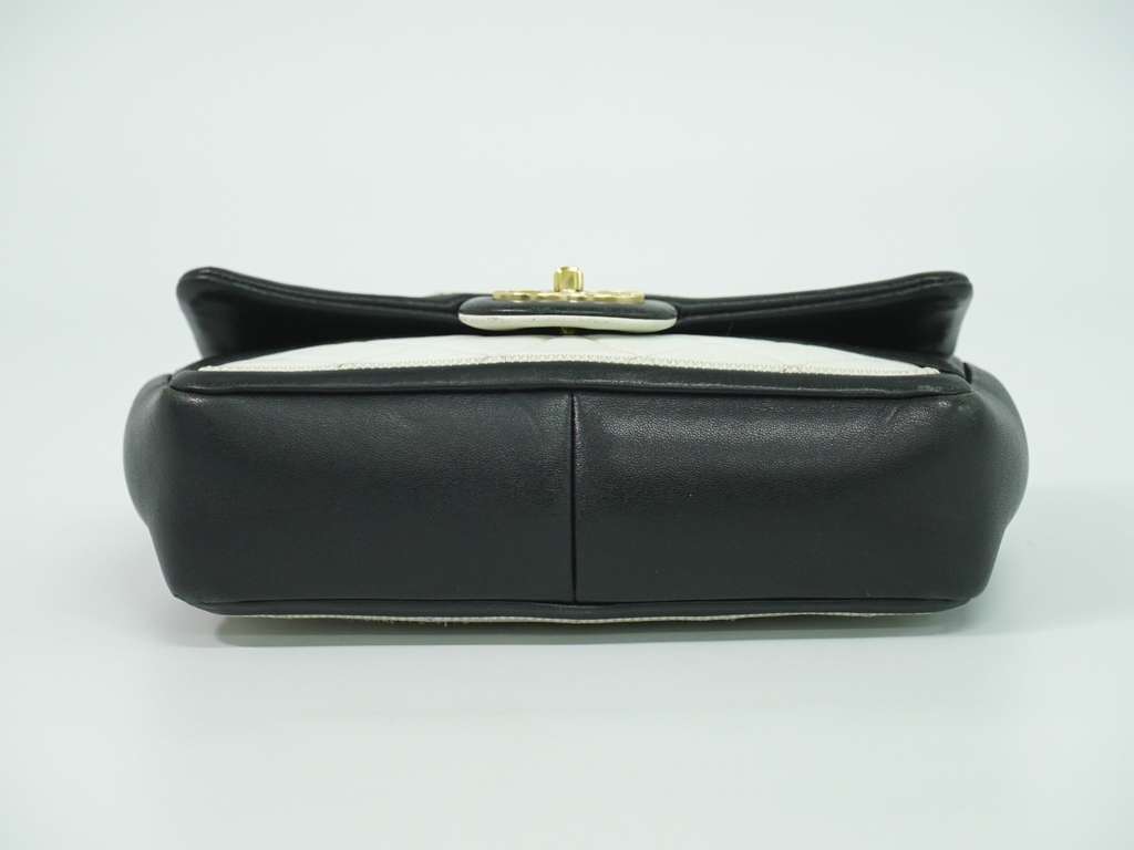 Chanel Chanel Matelassé Cuir Noir White Leather Fair condition - Inside View