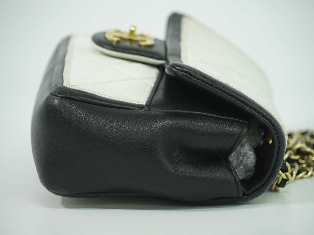 Chanel Chanel Matelassé Cuir Noir White Leather Fair condition - Model View
