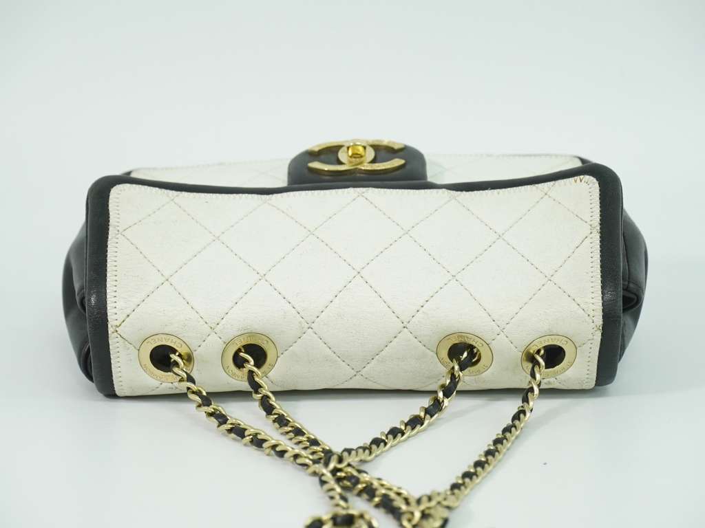 Chanel Chanel Matelassé Cuir Noir White Leather Fair condition - Box View