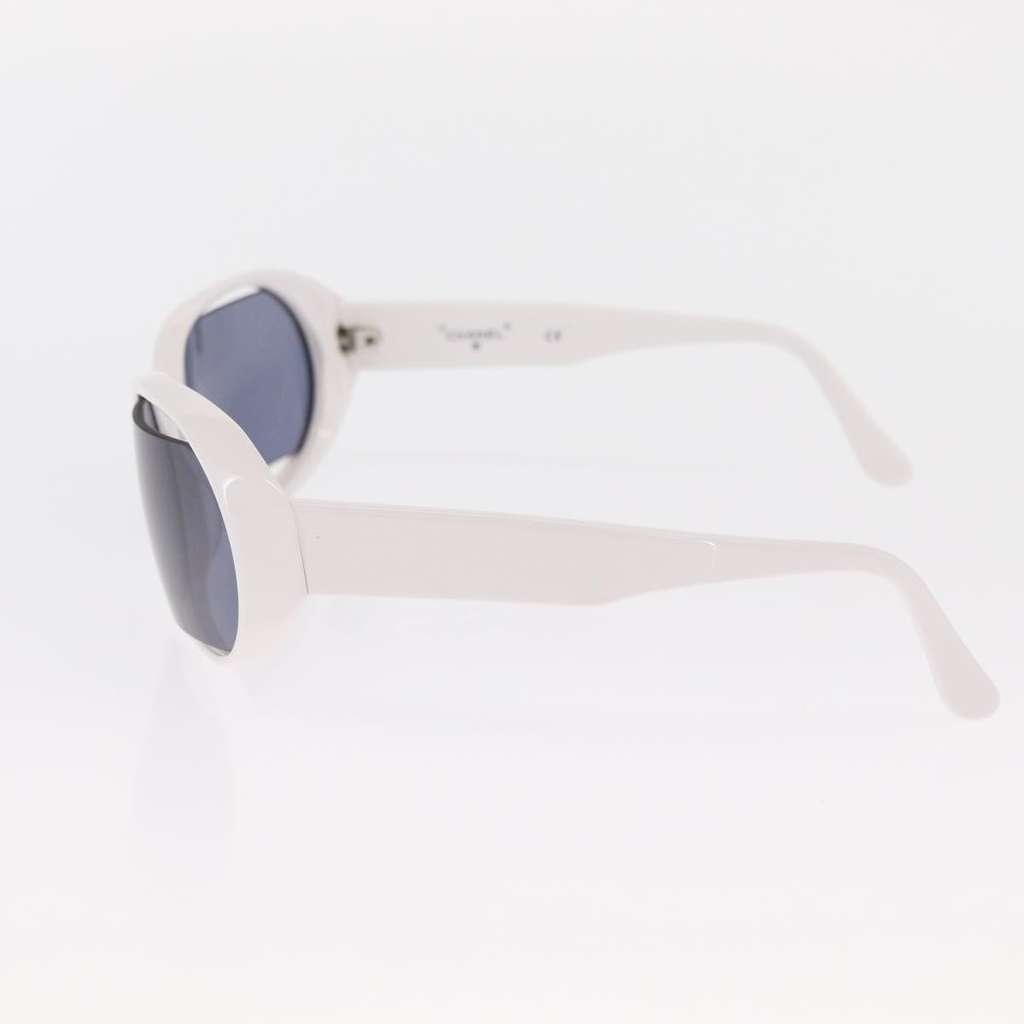 Chanel Logo CC Sunglasses White Plastic Good condition - Model View