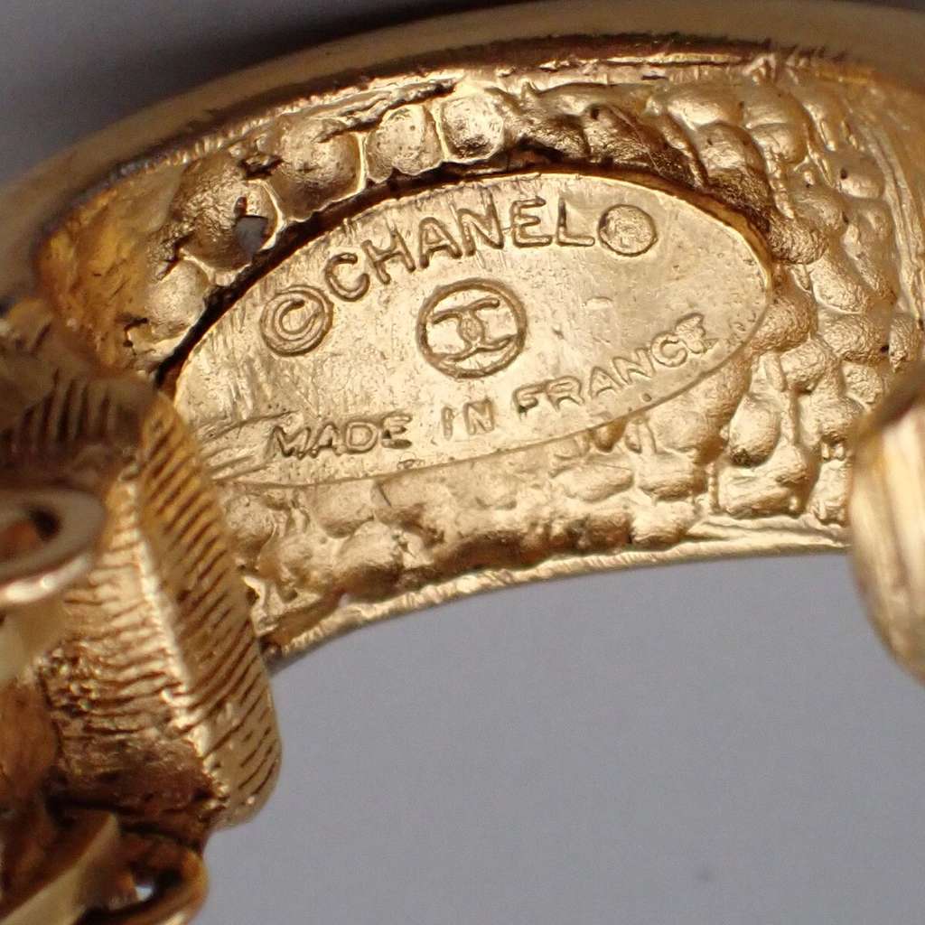 Chanel Vintage CC Round Drop Clip-On Earrings Gold Good condition - Model View