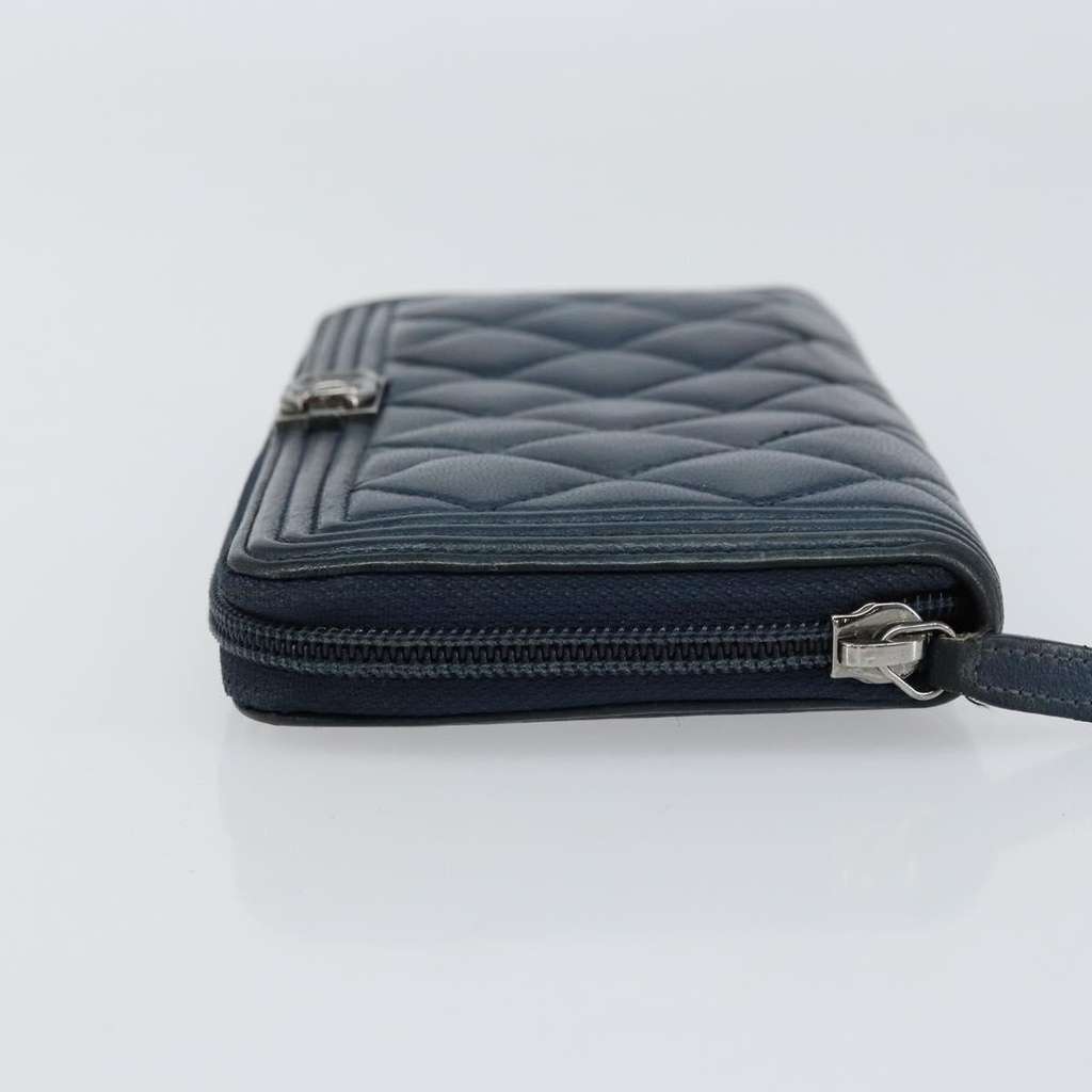 Chanel Boy Yen Wallet Navy Leather Good condition - Model View