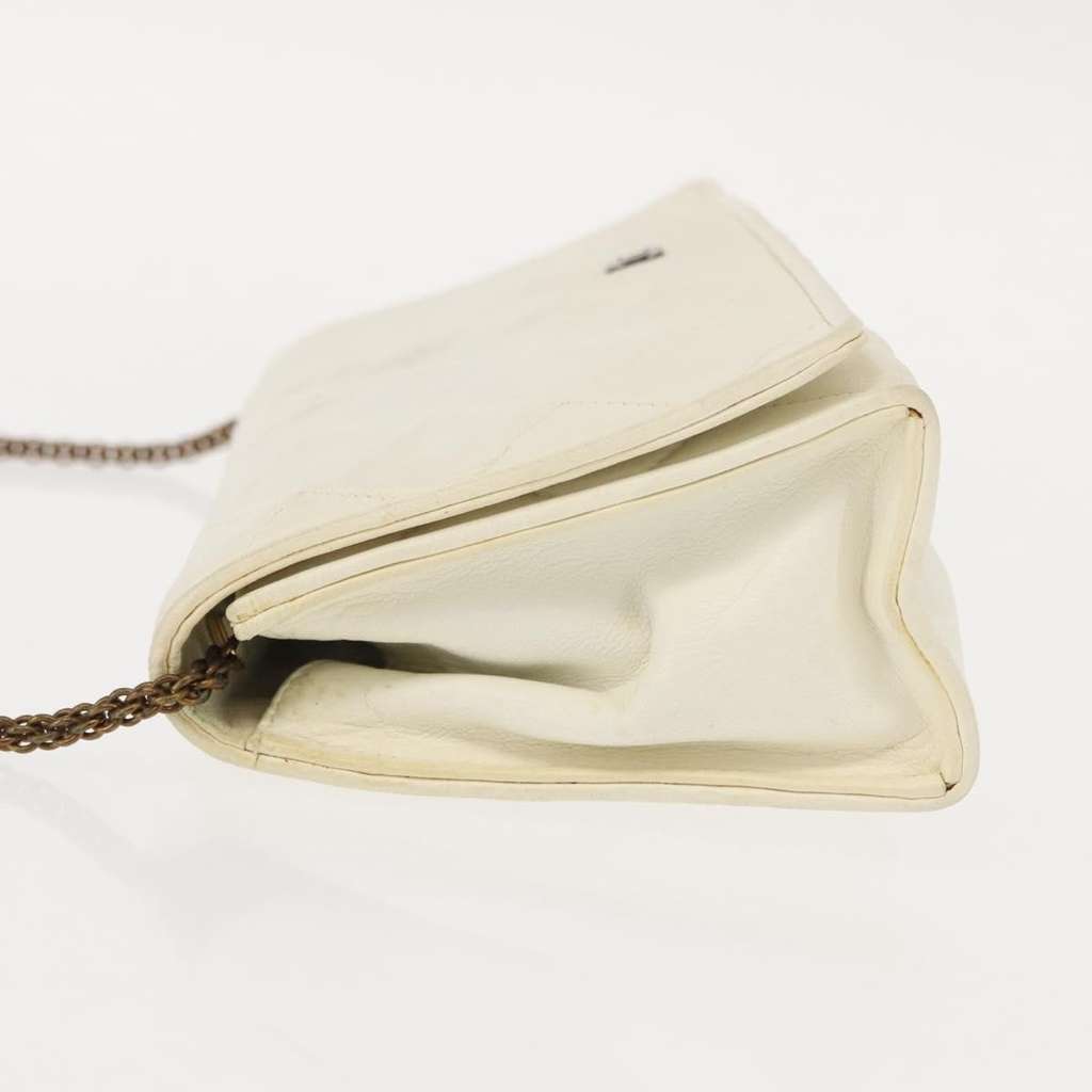 Chanel Full Flap Wallet on Chain White Leather Good condition - Model View