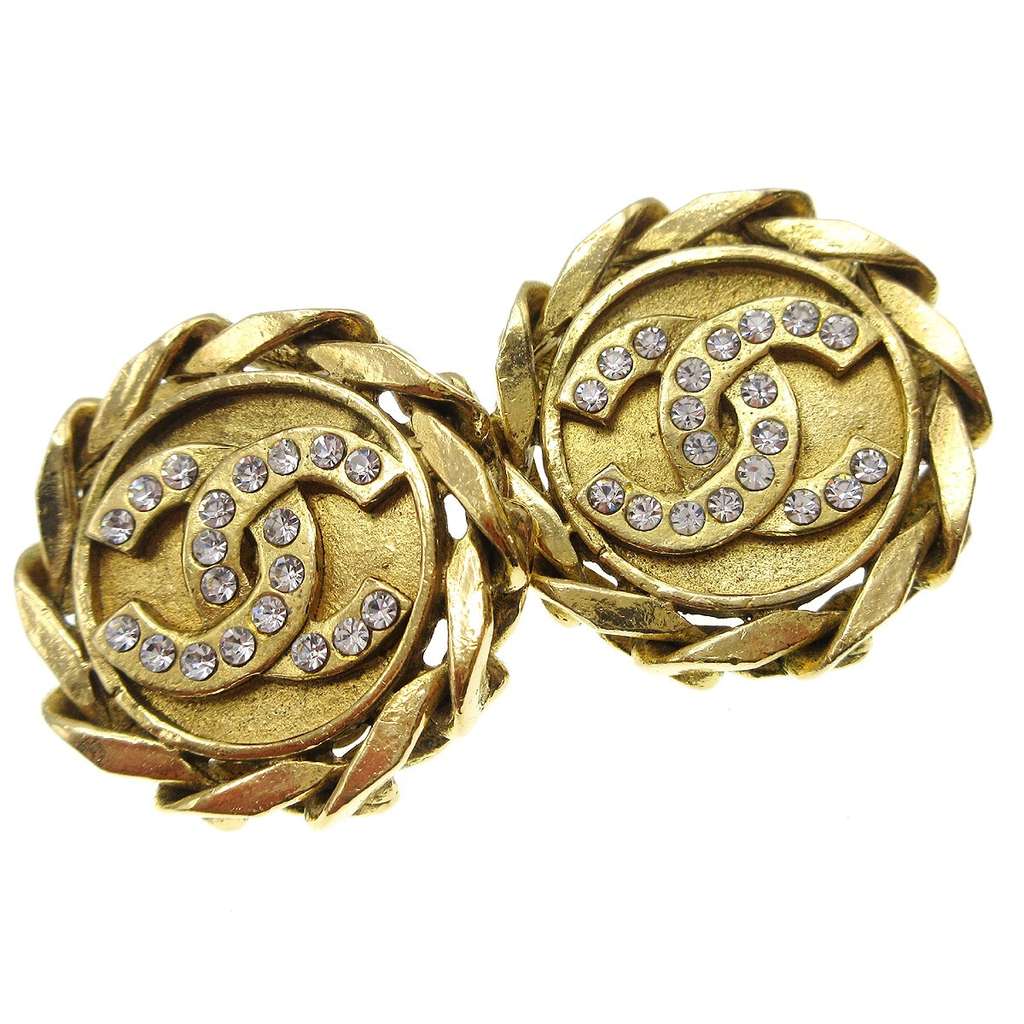 Chanel CC Button Clip-On Earrings Gold Good condition - Model View