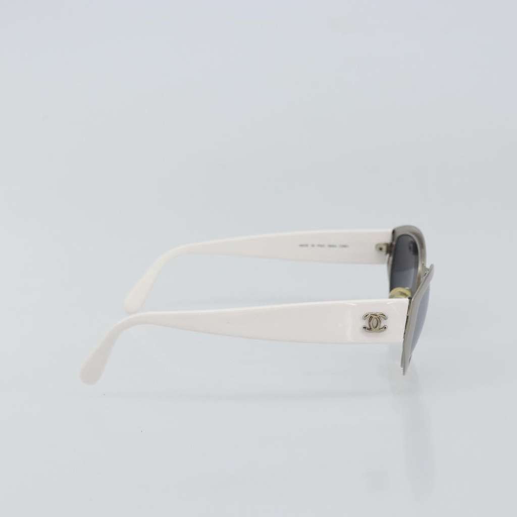 Chanel Logo CC Sunglasses White Plastic Good condition - Model View
