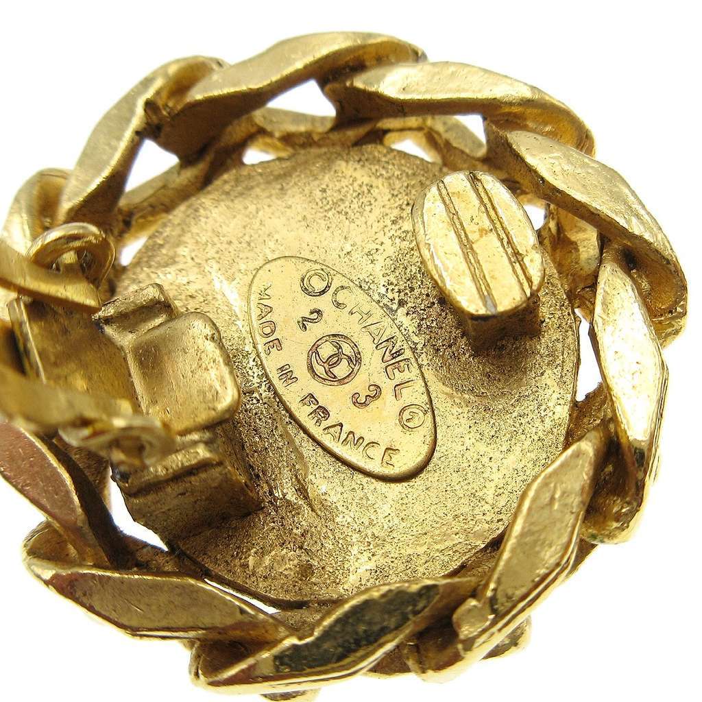 Chanel CC Button Clip-On Earrings Gold Good condition - Model View