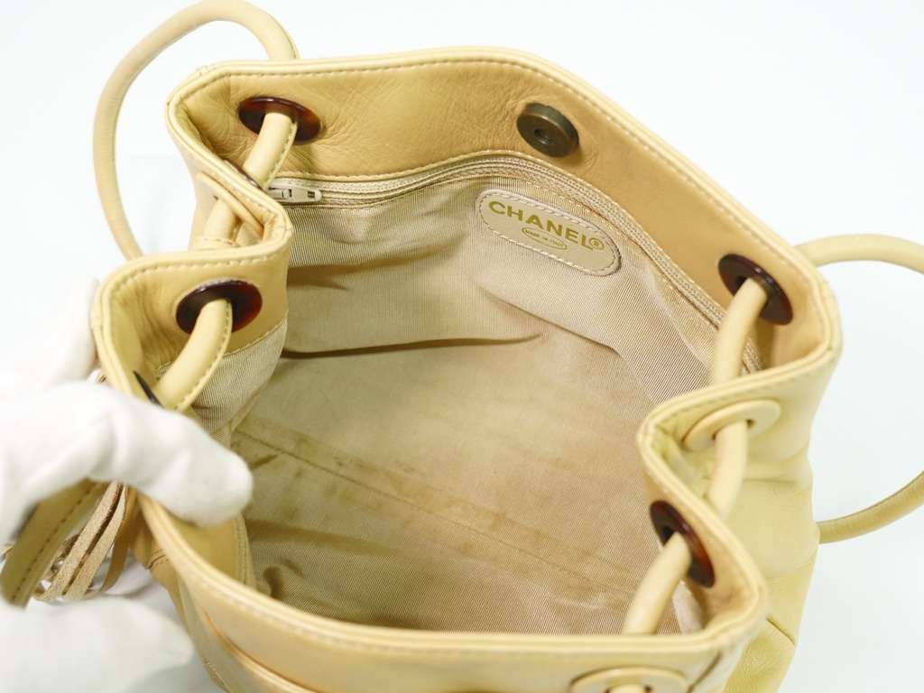 Chanel Vintage CC Tassel Shoulder Bag Beige Leather Good condition - Model View