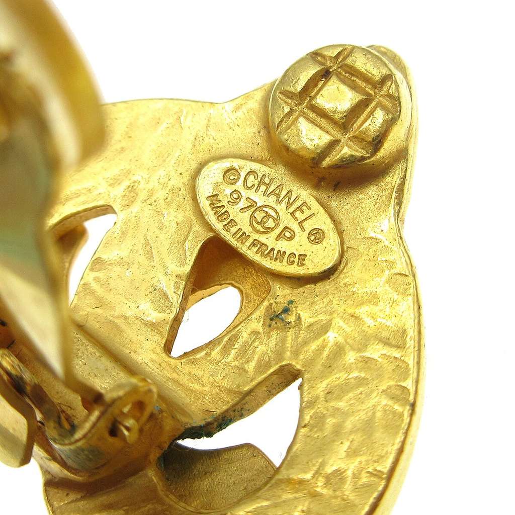 Chanel CC logo heart Gold Good condition - Model View