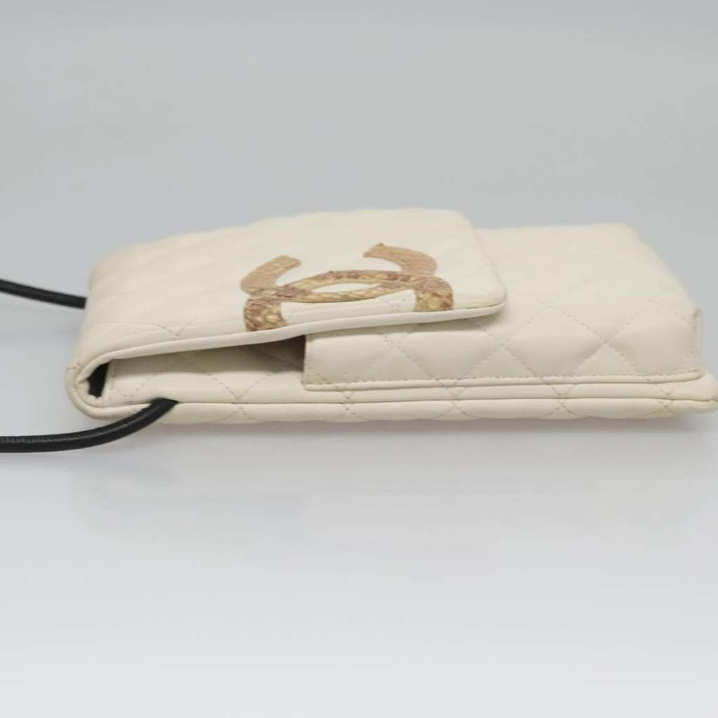 Chanel Cambon Crossbody Bag White Leather Good condition - Model View