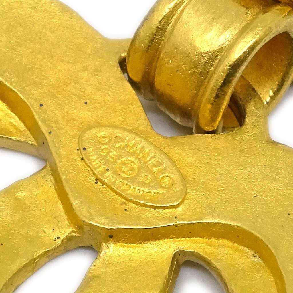 Chanel Vintage CC Heart Cut Out Drop Clip-On Earrings Gold Good condition - Model View