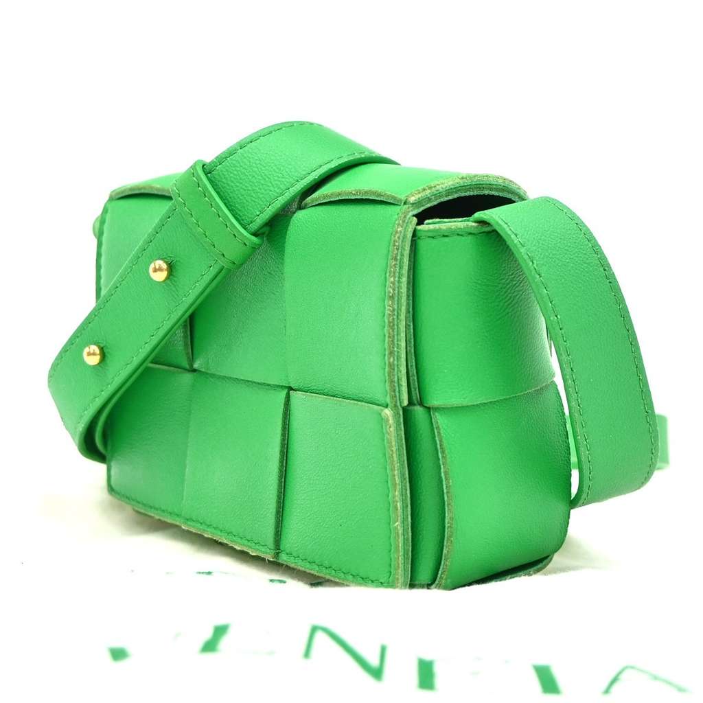 Bottega Veneta Cassette Crossbody Bag Green Leather Good condition - Model View