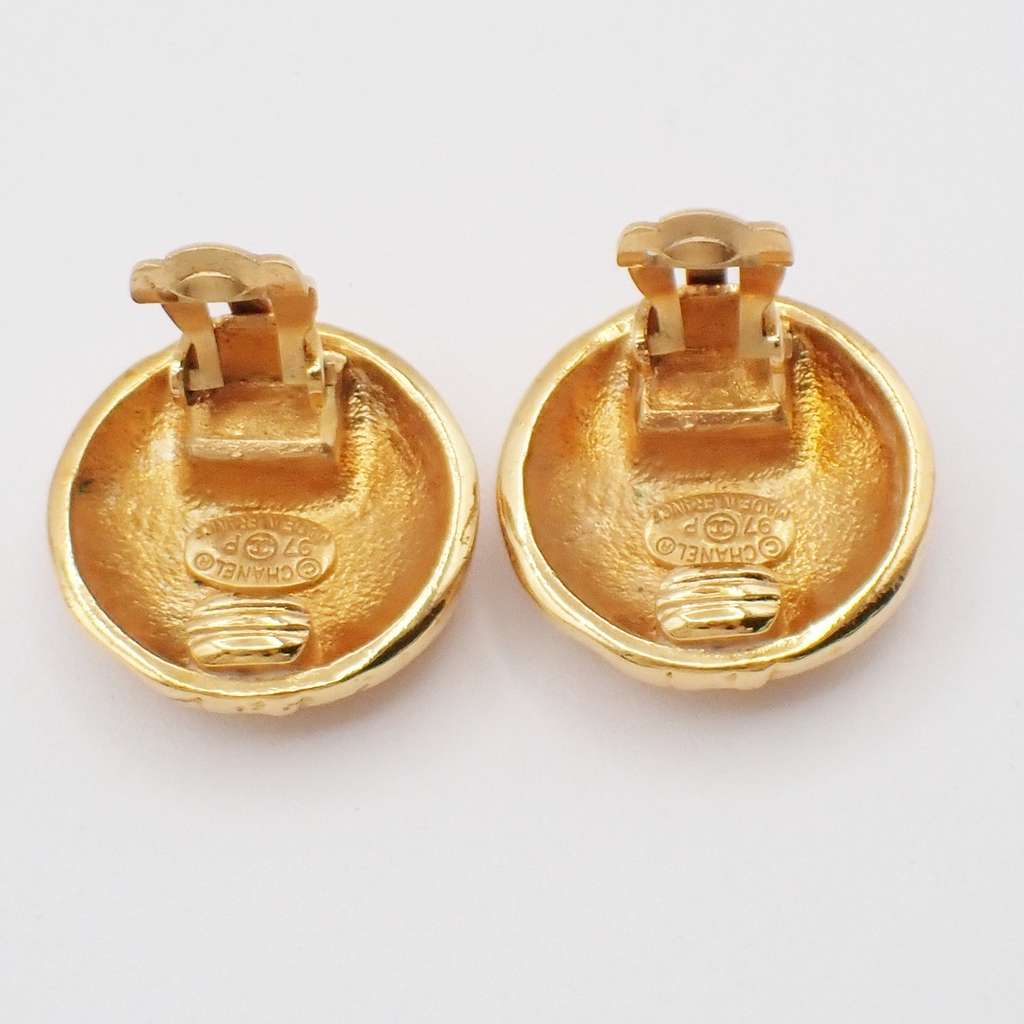 Chanel Vintage CC Round Button Clip-On Earrings Gold Good condition - Inside View