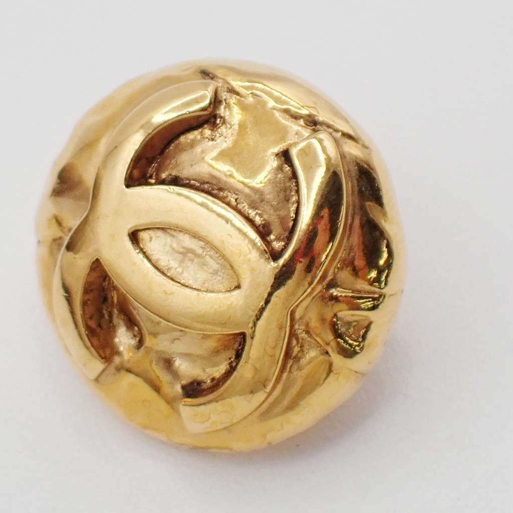 Chanel Vintage CC Round Button Clip-On Earrings Gold Good condition - Model View
