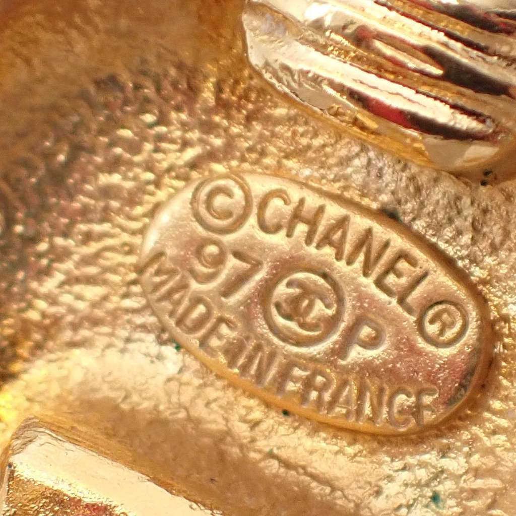 Chanel Vintage CC Round Button Clip-On Earrings Gold Good condition - Box View