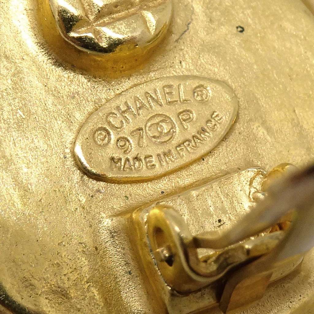 Chanel CC Round Earrings Gold Good condition - Model View